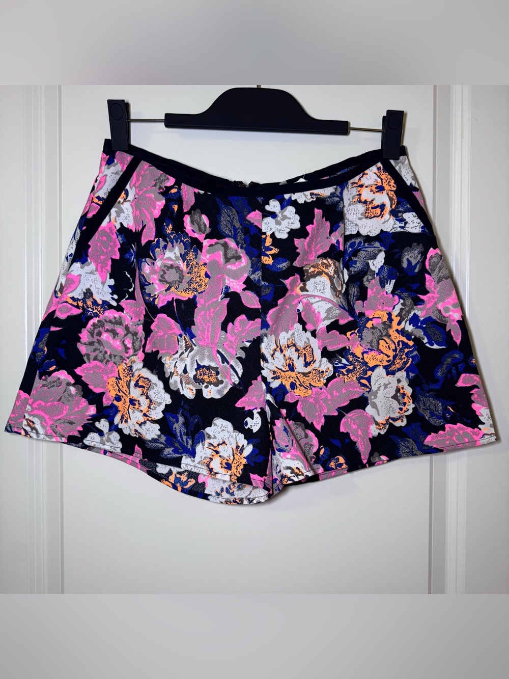 Sugar Lips Women’s Multicolor Floral Crepe Shorts Flat Front Zip Back